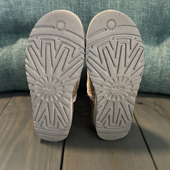 UGG classic short sparkles silver sequin boots size 8 - Picture 3 of 4